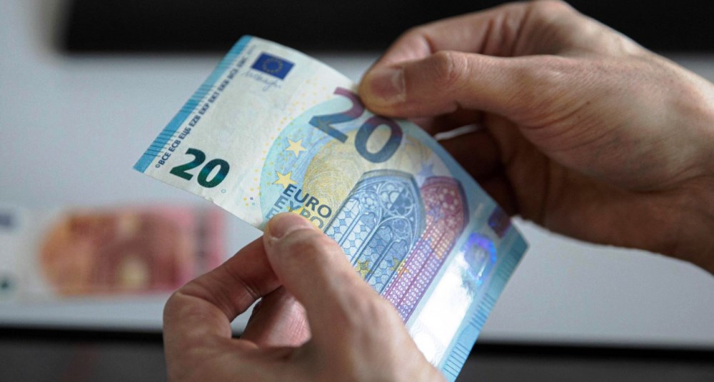 Kursi i Euros prek një minimum të ri historik në vlerën e 96.59 lekëve